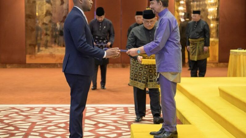Amb. Uwihanganye yatanze impapuro zo guhagararira u Rwanda muri Brunei