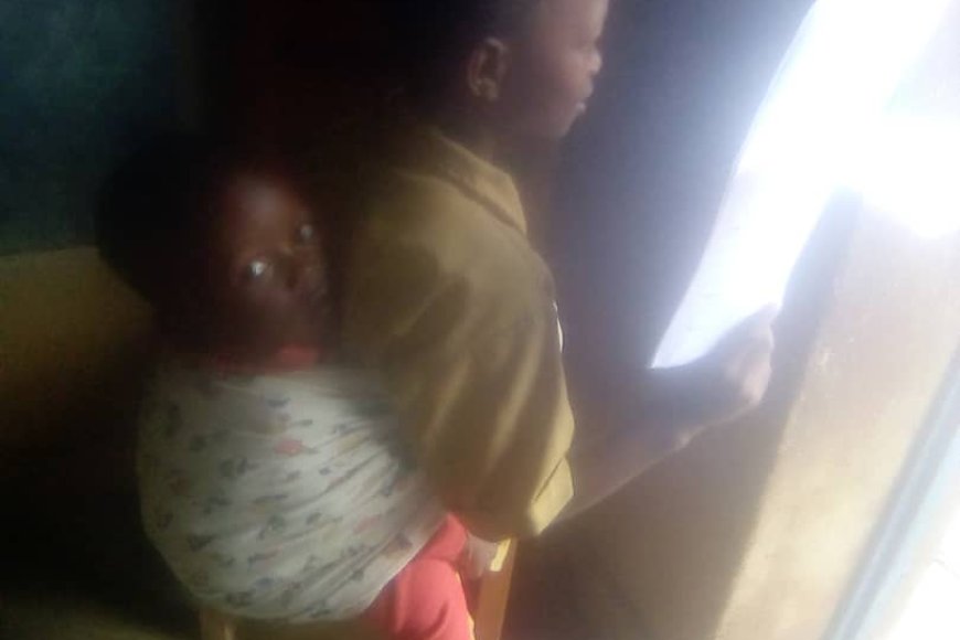 Rutsiro: Umwana yagiye mu kizamini ahetse murumuna we