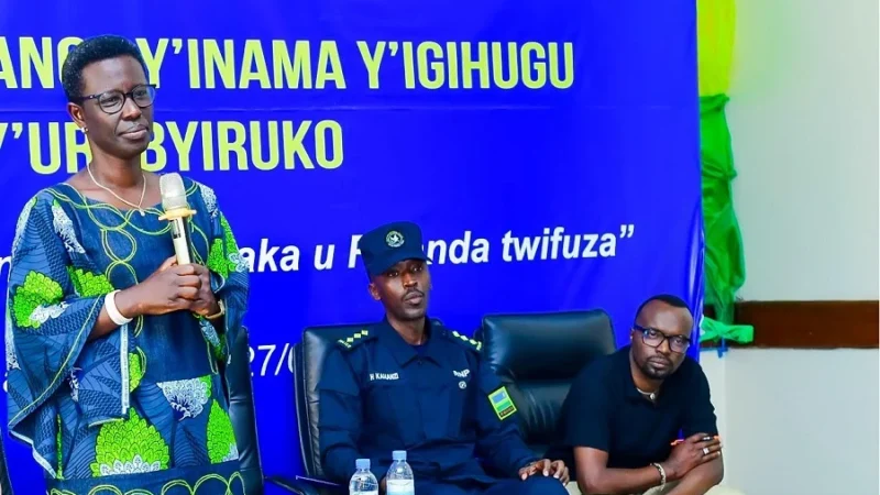Urubyiruko rukwiye kurekera kwipfusha ubusa rugakora – Mayor Kayitare
