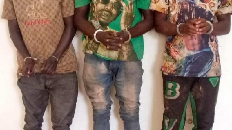 Gasabo: Polisi yafatiye mu cyuho abantu batatu batekaga kanyanga