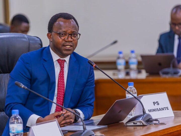 Agahimbazamusyi k’abakora muri serivisi z’Ubuzima kagiye kujya gatangirwa hamwe n’umushahara