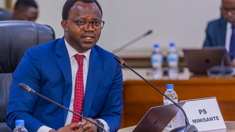 Agahimbazamusyi k’abakora muri serivisi z’Ubuzima kagiye kujya gatangirwa hamwe n’umushahara