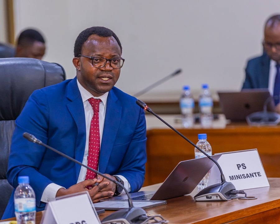 Agahimbazamusyi k’abakora muri serivisi z’Ubuzima kagiye kujya gatangirwa hamwe n’umushahara