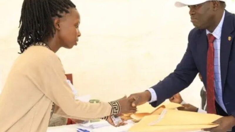 Umukobwa w’imyaka 20 yifuza guhatanira kuyobora Uganda ahanganye na Perezida Museveni
