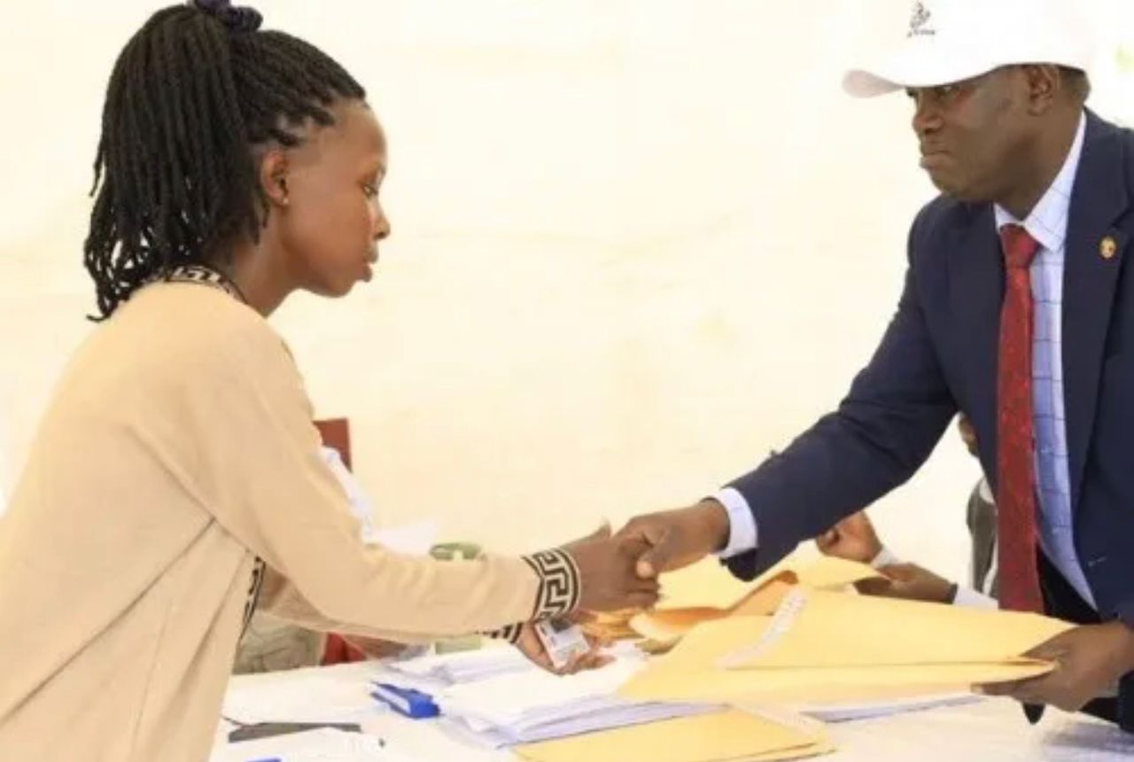 Umukobwa w’imyaka 20 yifuza guhatanira kuyobora Uganda ahanganye na Perezida Museveni