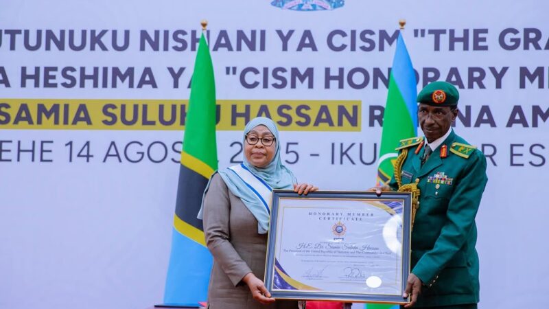 Perezida wa Tanzania, Samia Suluhu Hassan yahawe igihembo cy’icyubahiro ku isi