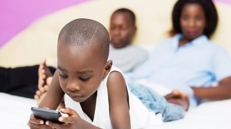 Abana bahora imbere y’ibikoresho by’ikoranabuhanga bishobora gutuma bagira imyitwarire mibi – Ubushakashatsi