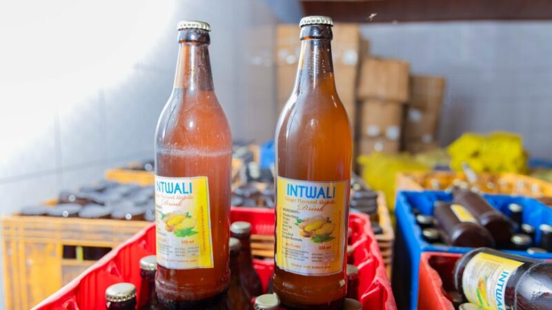 Abanyarwanda barasabwa kwirinda no kumena Juice ya Salama n’inzoga yitwa Intwari (Amafoto)