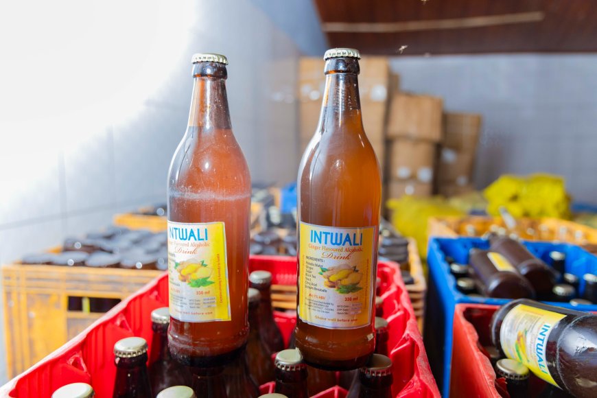 Abanyarwanda barasabwa kwirinda no kumena Juice ya Salama n’inzoga yitwa Intwari (Amafoto)