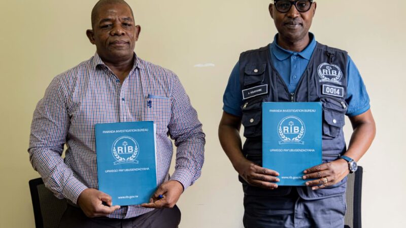 U Rwanda rwashyikirije Afurika y’Epfo imodoka eshanu zari zibwe