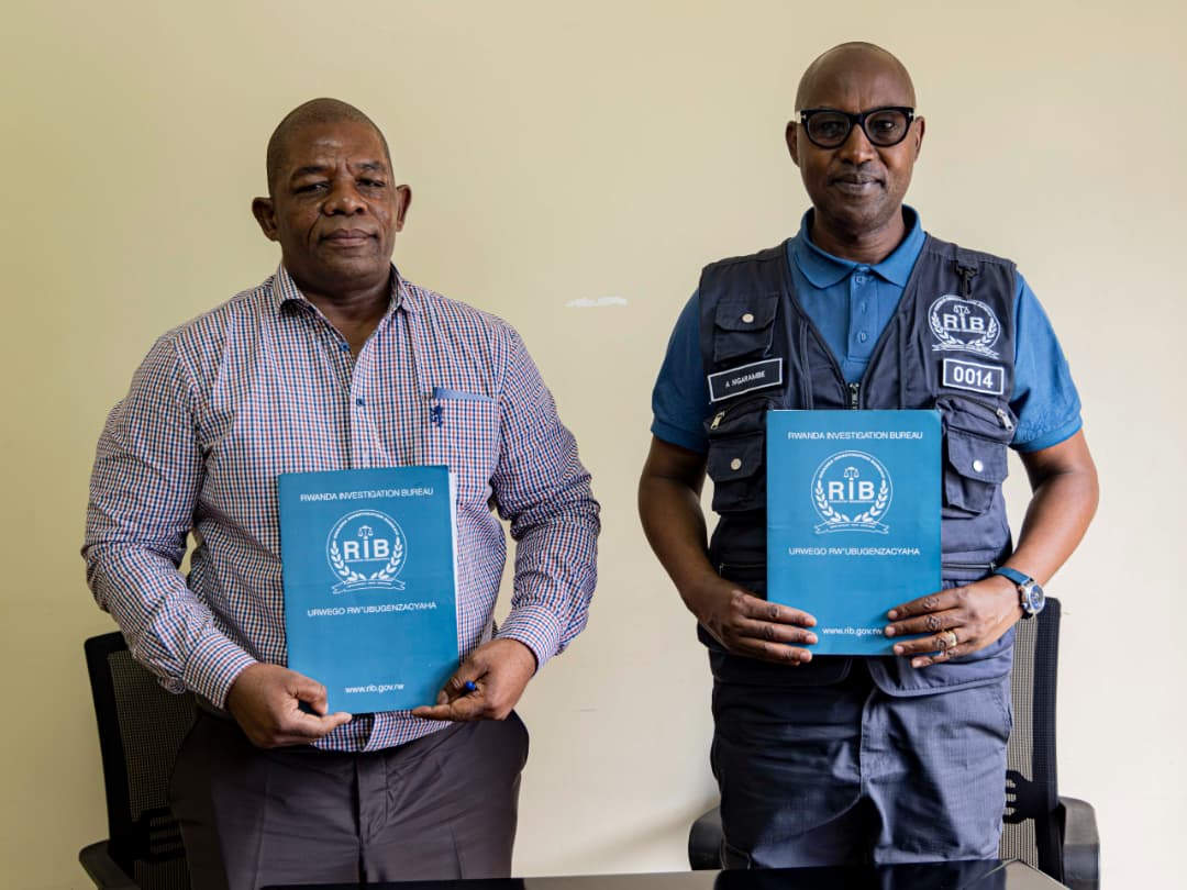 U Rwanda rwashyikirije Afurika y’Epfo imodoka eshanu zari zibwe